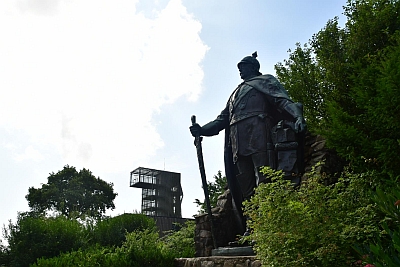 Überdimensionales Bismarck-Denkmal auf dem Aschberg in den Hüttener Bergen